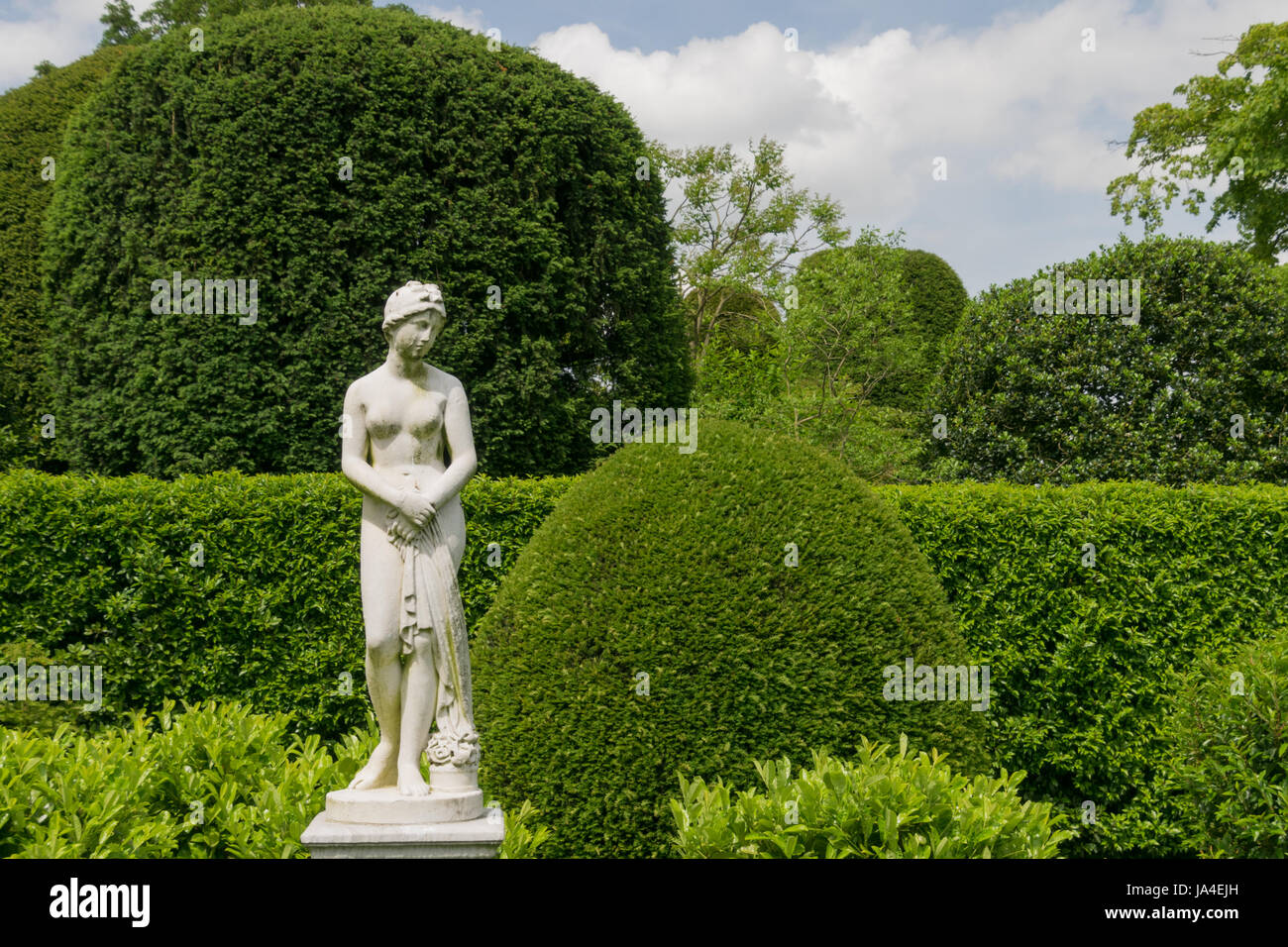 Statua in giardini a Brodsworth Hall Foto Stock