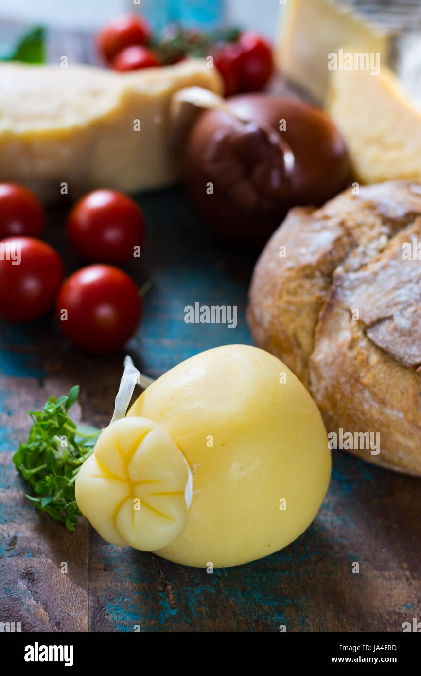 Tradizionale formaggio duro italiano Provolone Caciocavallo su sfondo di legno Foto Stock