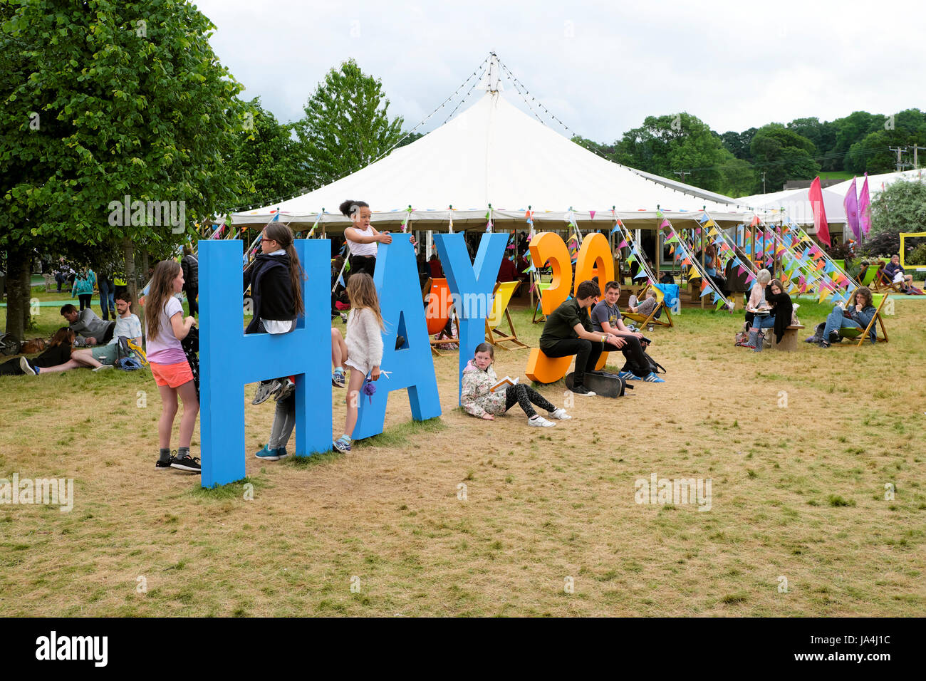 I ragazzi e le ragazze a giocare nel giardino che circonda il fieno 30 firmare al 2017 Hay Festival, Hay-on-Wye, Wales UK KATHY DEWITT Foto Stock