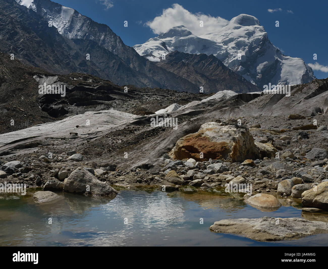 Il grande ghiacciaio Drang Drog in Zanskar: un magnifico picco di ghiaccio, una morena potente con un interstrato di ghiaccio e di un azzurro lago glaciale alla ribalta, l'Himalaya, India del Nord. Foto Stock