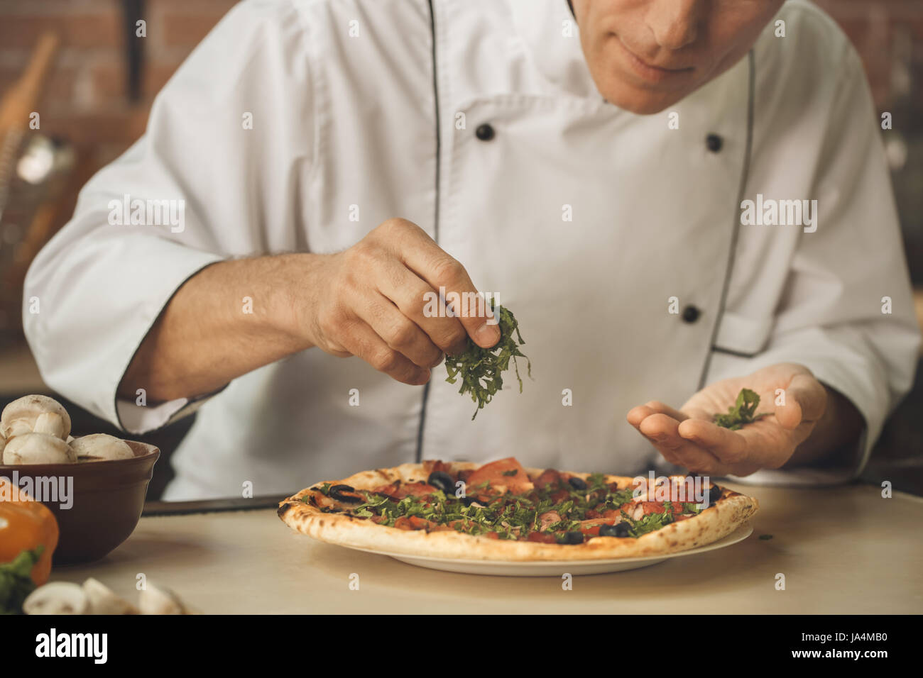 Lo chef da forno per la cottura cuocere in cucina professional Foto Stock
