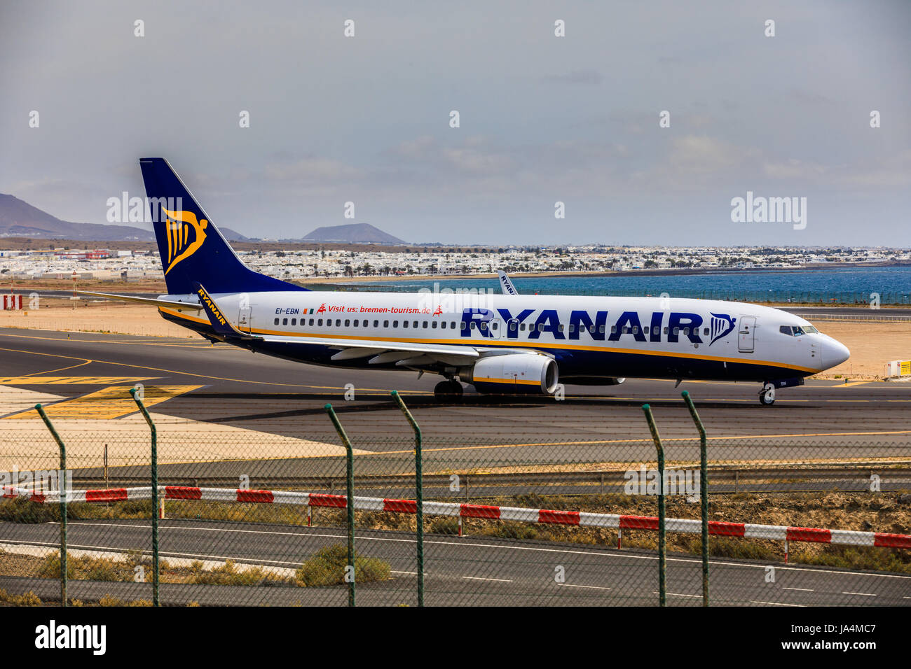 ARECIFE, Spagna - Aprile 15 2017: Boeing 737-800 di Ryanair con la registrazione EI-EBN pronto al decollo a Lanzarote Airport Foto Stock