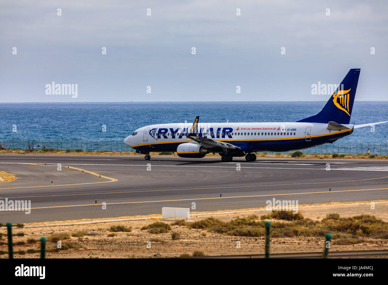 ARECIFE, Spagna - Aprile 15 2017: Boeing 737-800 di Ryanair con la registrazione EI-EBN pronto al decollo a Lanzarote Airport Foto Stock
