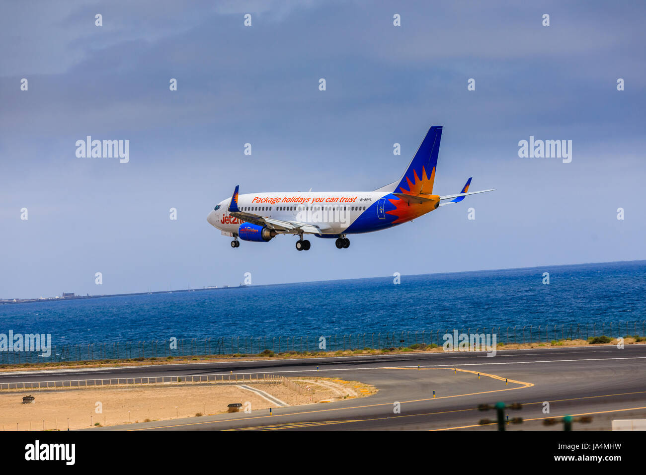 ARECIFE, Spagna - Aprile 15 2017: Boeing 737-300 del Jet2vacanze con la registrazione G-GDFL in atterraggio a Lanzarote Airport Foto Stock