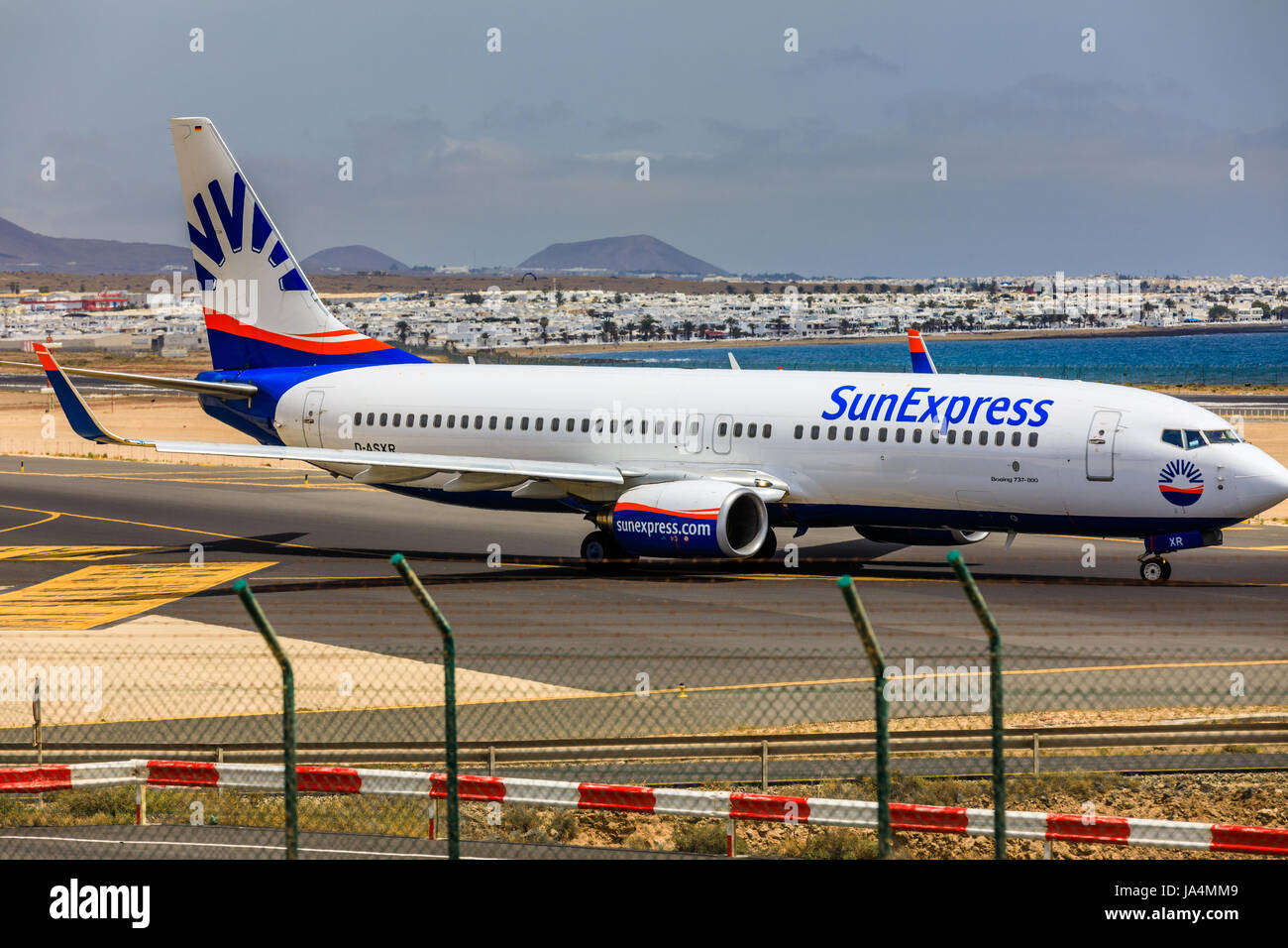 ARECIFE, Spagna - Aprile 15 2017: Boeing 737 - 800 di SunExpress con la registrazione D-ASXR pronto al decollo a Lanzarote Airport Foto Stock