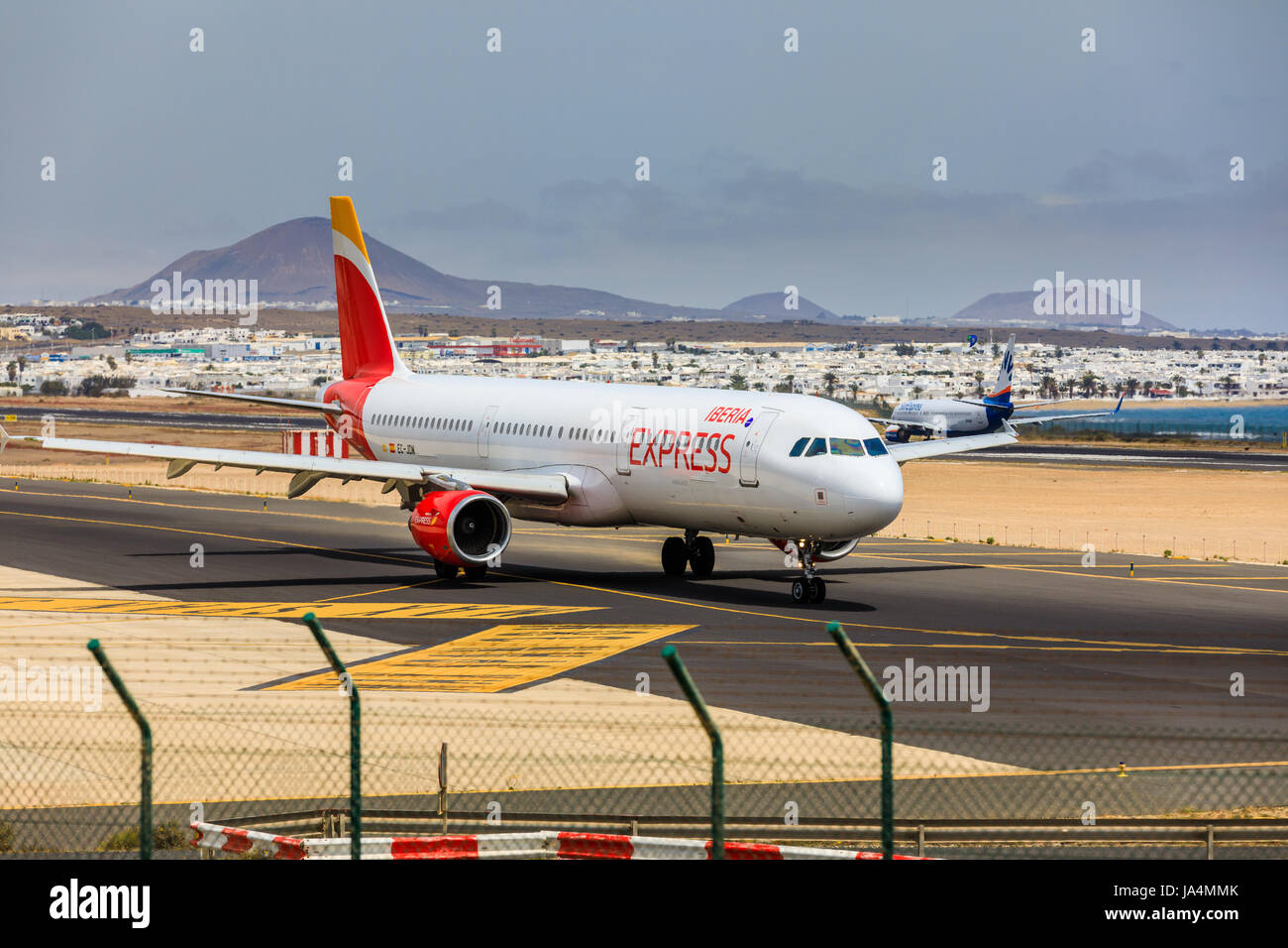 ARECIFE, Spagna - Aprile 15 2017: Airbus A321 di IBERIA con la registrazione CE-JOM pronto al decollo a Lanzarote Airport Foto Stock