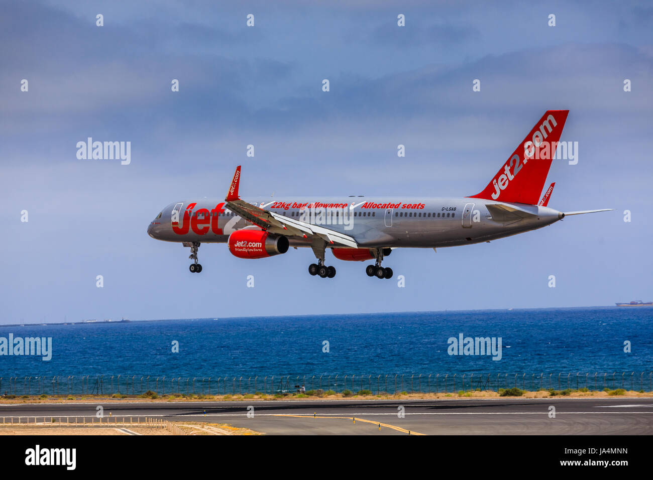 ARECIFE, Spagna - Aprile 15 2017: Boeing 757 - 200 del JET2 con registrazione G-LSAB in atterraggio a Lanzarote Airport Foto Stock