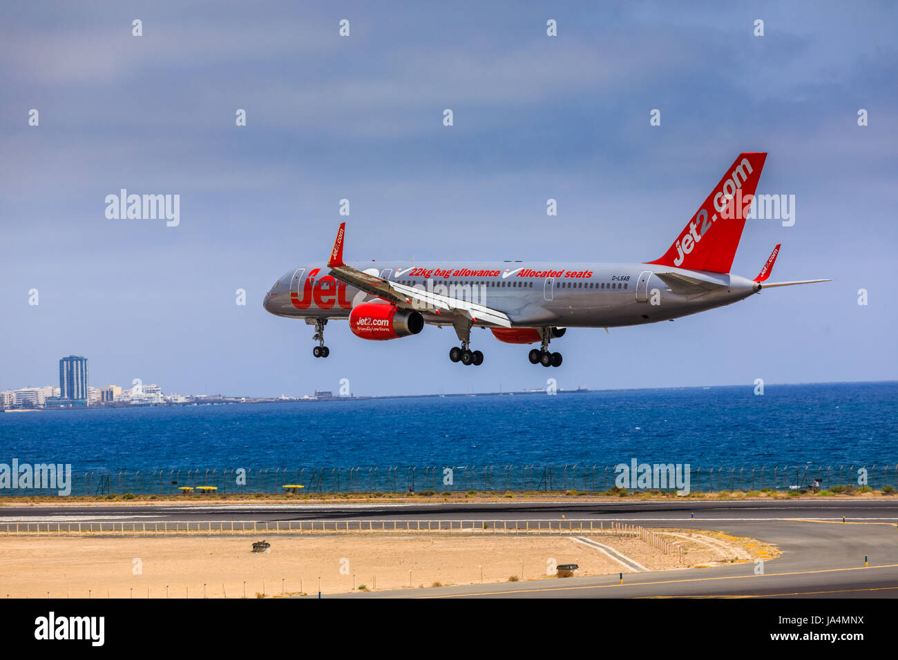 ARECIFE, Spagna - Aprile 15 2017: Boeing 757 - 200 del JET2 con registrazione G-LSAB in atterraggio a Lanzarote Airport Foto Stock