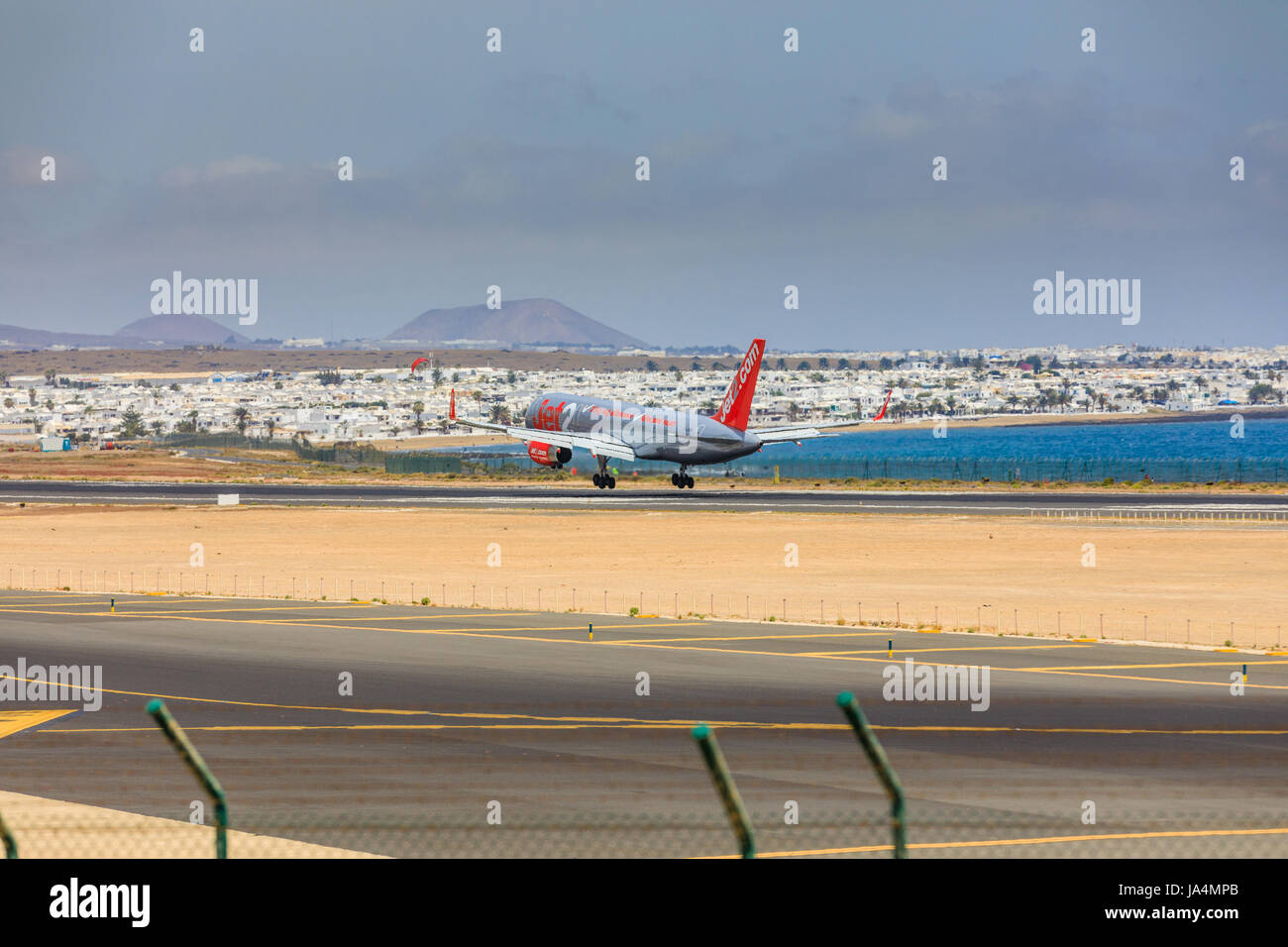 ARECIFE, Spagna - Aprile 15 2017: Boeing 757 - 200 del JET2 con registrazione G-LSAB in atterraggio a Lanzarote Airport Foto Stock