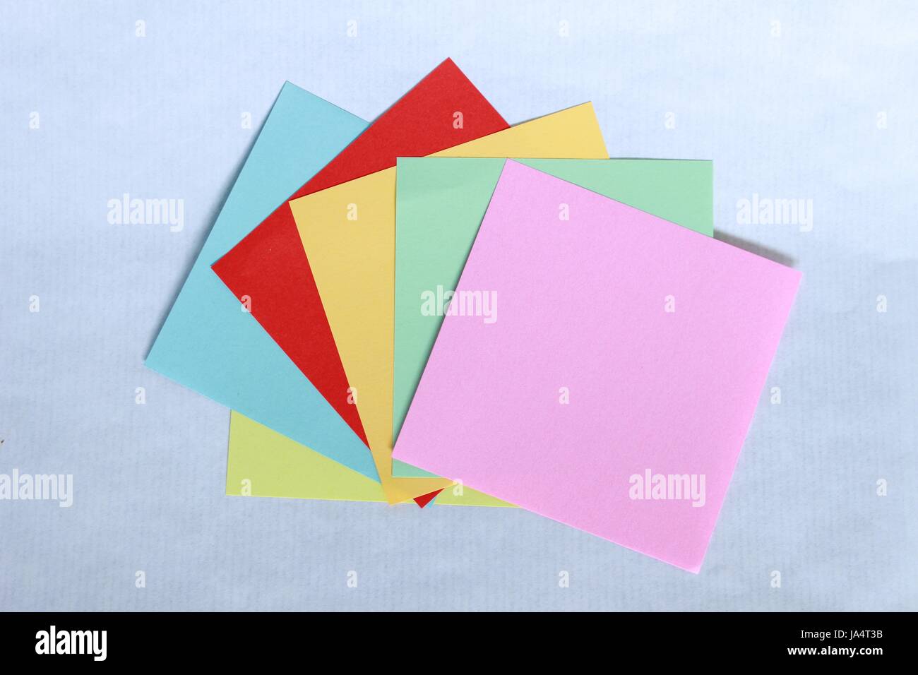 Carta di formato ridotto pensare auto auto appiccicoso e di tutti i colori per scrivere messaggi Foto Stock