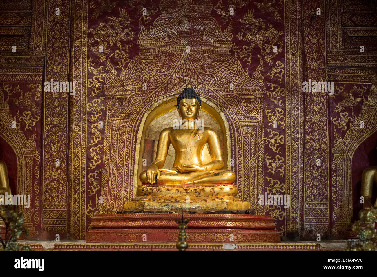 Il famoso Buddha Phra Sihing al Wat Phra Singh, che è uno dei più famosi Templi di Chiang Mai. La costruzione fu iniziata nel 1345. Foto Stock