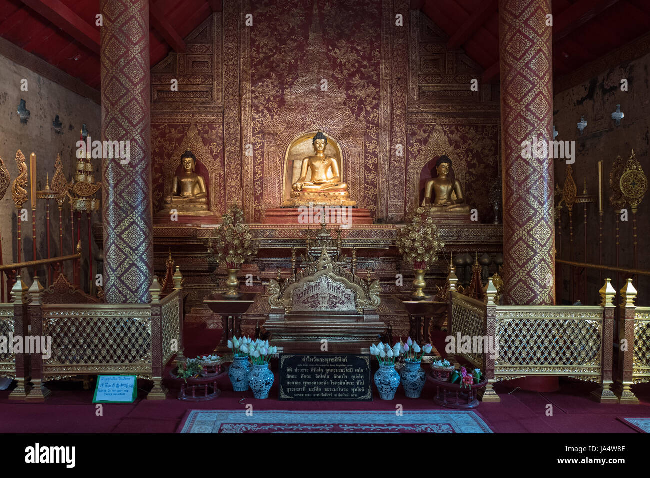 Il famoso Buddha Phra Sihing al Wat Phra Singh, che è uno dei più famosi Templi di Chiang Mai. La costruzione fu iniziata nel 1345. Foto Stock