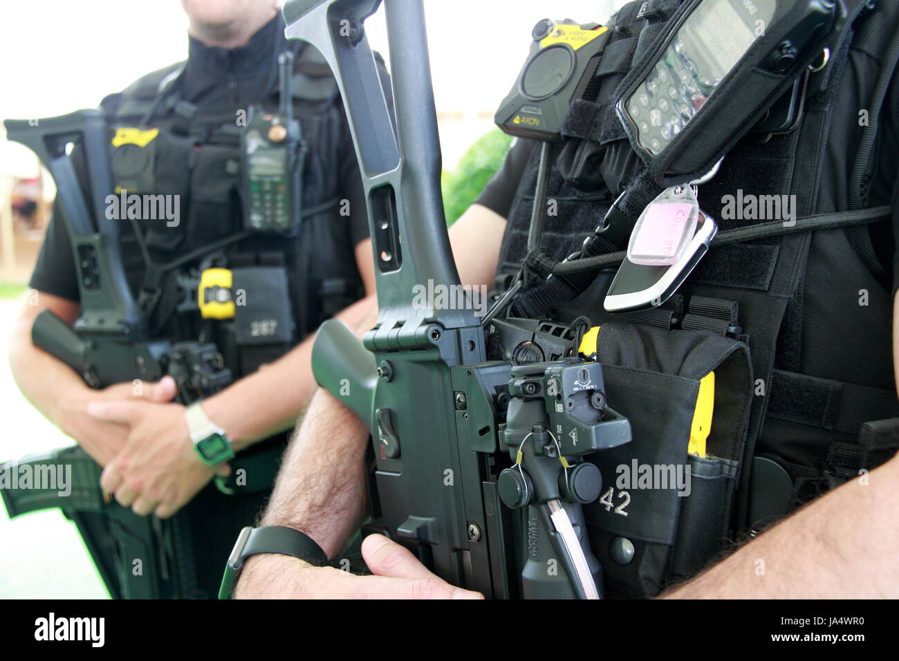 Polizia armata a Hay Festival 2017, Hay-on-Wye, Brecknockshire, Powys, il Galles, la Gran Bretagna, Regno Unito, Gran Bretagna, Europa Foto Stock