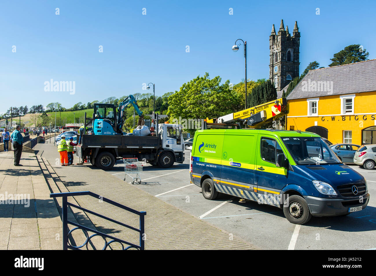 Airtricity operai e gli appaltatori che lavorano sulle parti elettriche in Bantry, West Cork, Irlanda con copia spazio. Foto Stock
