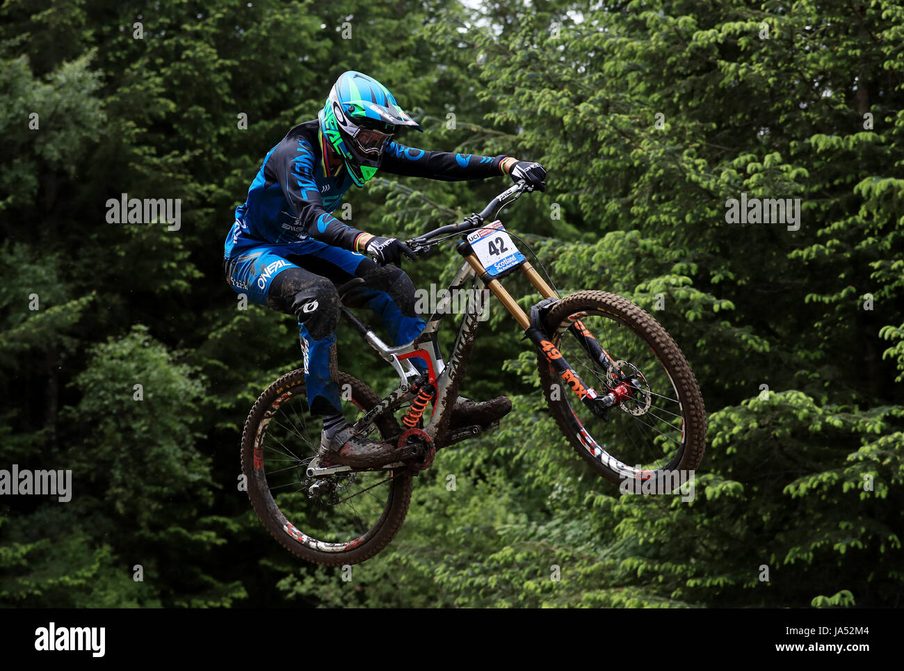 Greg Minnaar di Santa Cruz Syndicate durante il giorno due del 2017 UCI Mountain Bike World Cup a Fort William. Foto Stock