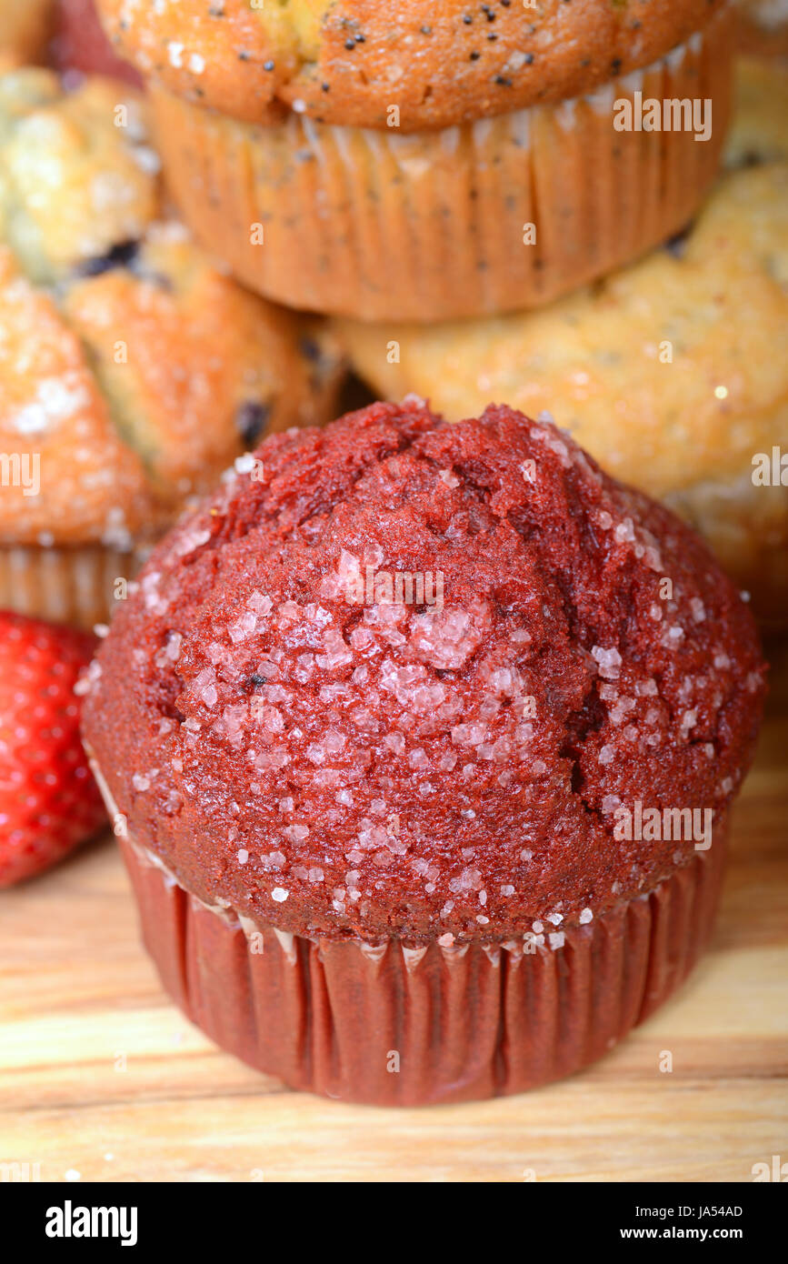 Rosso deliziosi muffin di velluto circondato da altri tipi di muffin Foto Stock