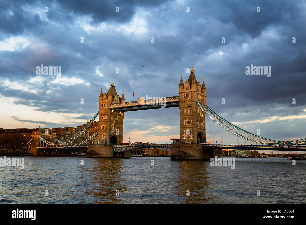 Il Tower Bridge di Londra sulla golder ora, Londra, Regno Unito. Foto Stock