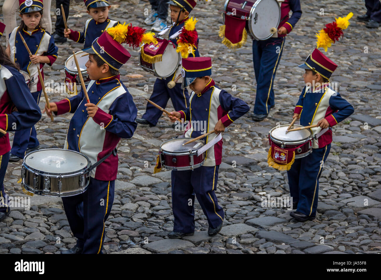 Un gruppo di bambini piccoli Marching Band in uniformi - Antigua, Guatemala Foto Stock