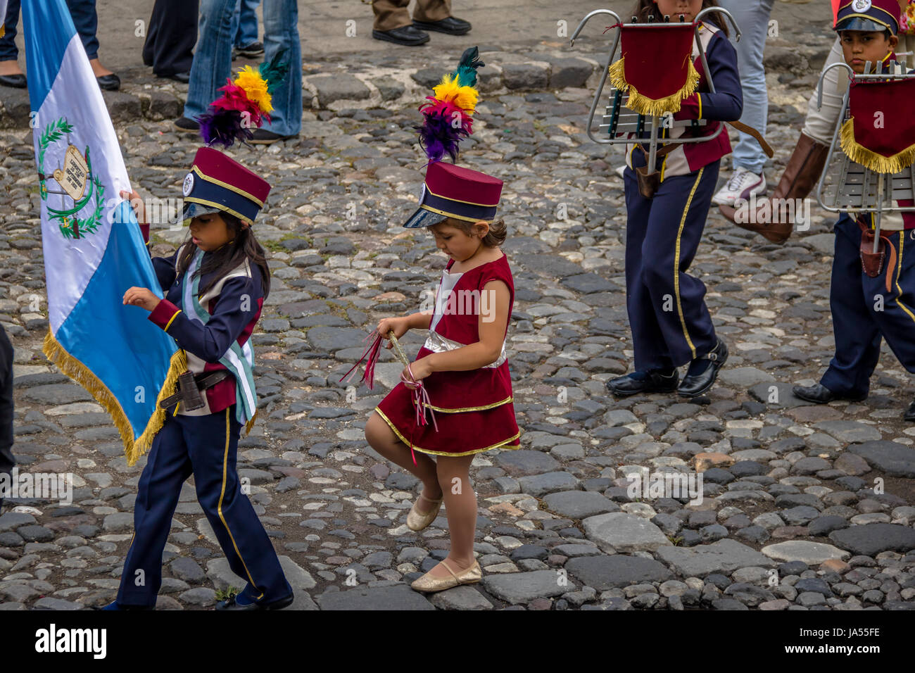 Un gruppo di bambini piccoli Marching Band in uniformi - Antigua, Guatemala Foto Stock