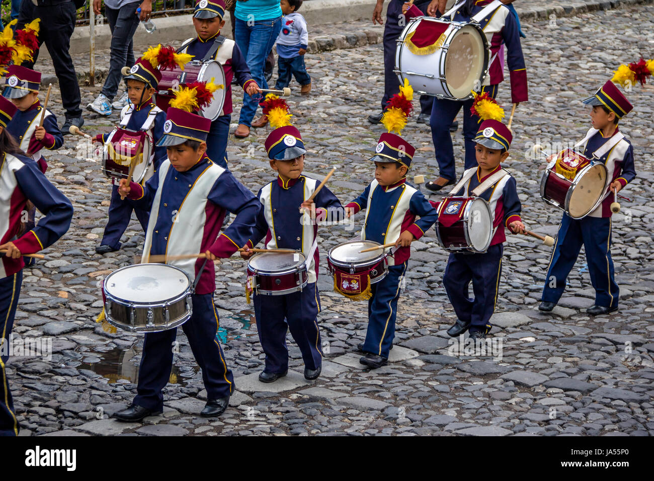 Un gruppo di bambini piccoli Marching Band in uniformi - Antigua, Guatemala Foto Stock