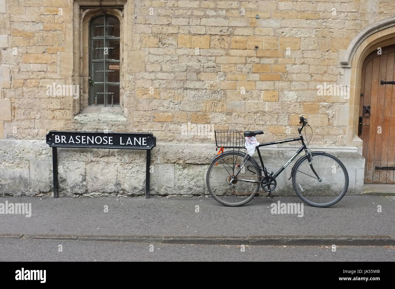 Una bicicletta sulla corsia di Brasenose a Oxford, Inghilterra, Regno Unito. Giugno 2, 2017. Foto Stock