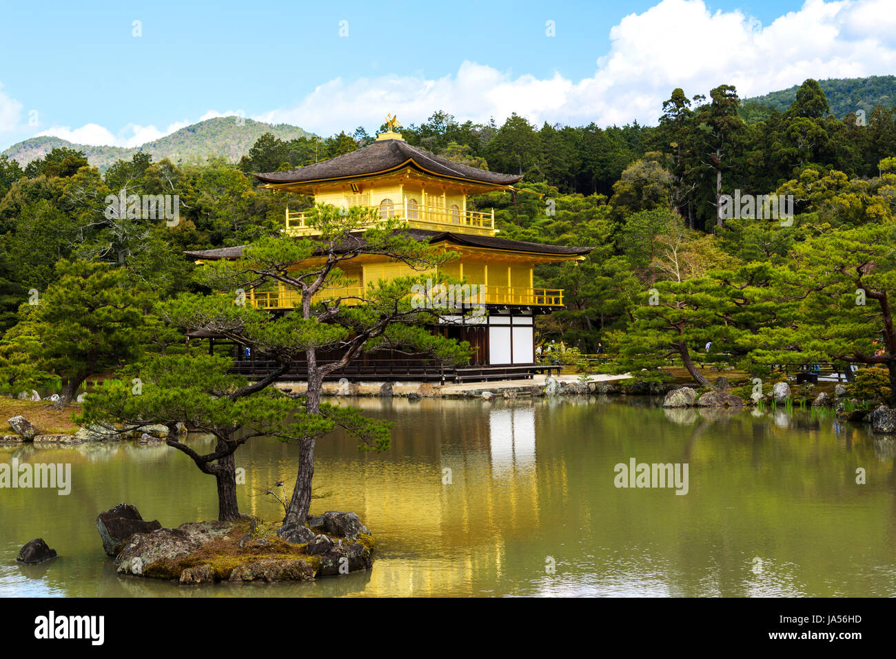 Il Padiglione Dorato, Kyoto, architettura giapponese. Specchio stagno. Tipico giardino Giapponese e architettura. Foto Stock