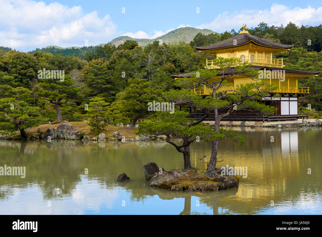 Il Padiglione Dorato, Kyoto, architettura giapponese. Specchio stagno. Tipico giardino Giapponese e architettura. Foto Stock