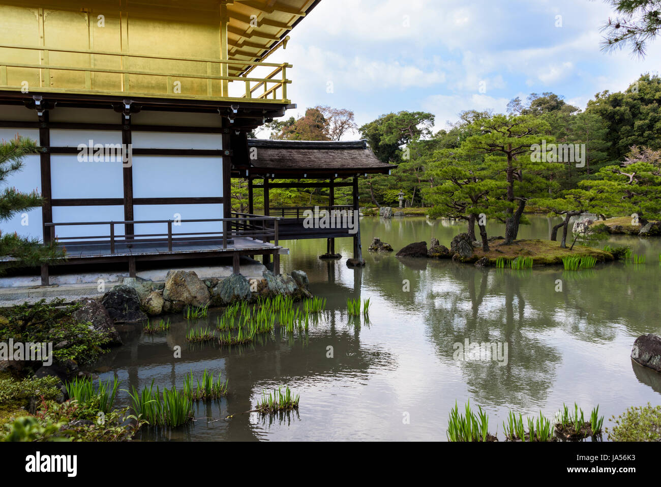 Il Padiglione Dorato, Kyoto, architettura giapponese. Specchio stagno. Tipico giardino giapponese Foto Stock