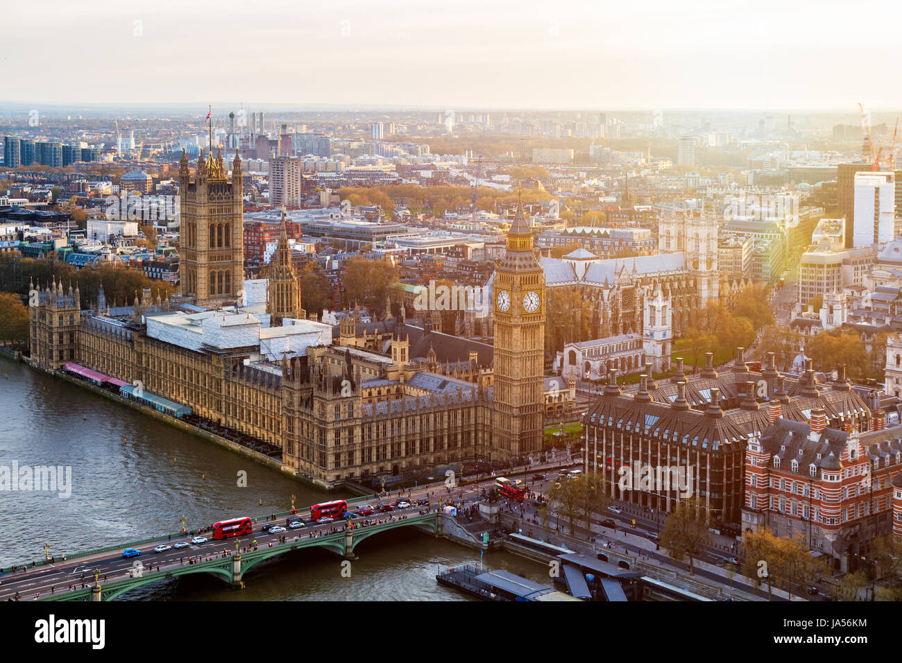 Antenna vista panoramica su Londra. Vista verso la Casa del Parlamento, il London Eye e il Westminster Bridge sul fiume Tamigi. Foto Stock