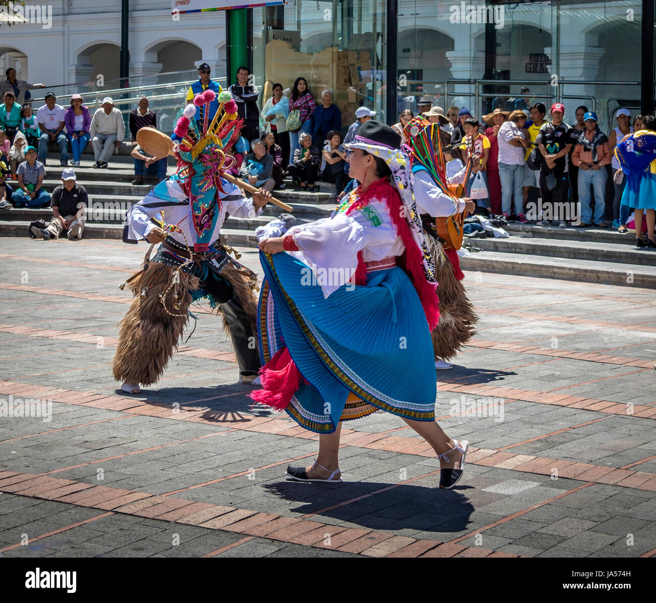 Gruppo in costume locale di eseguire ecuadoriana danza tradizionale - Quito, Ecuador Foto Stock