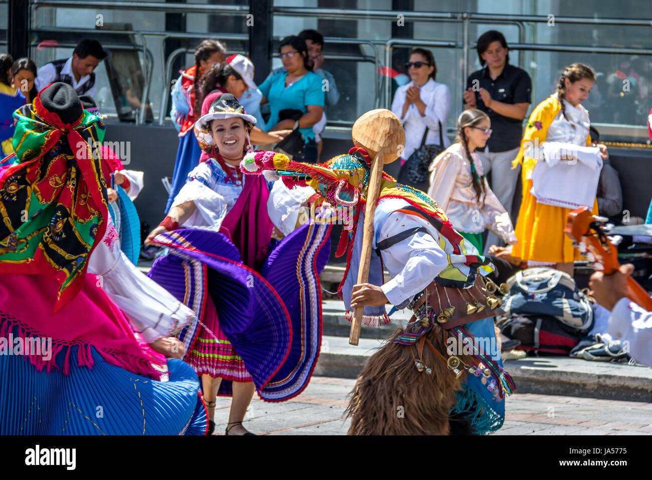 Gruppo in costume locale di eseguire ecuadoriana danza tradizionale - Quito, Ecuador Foto Stock