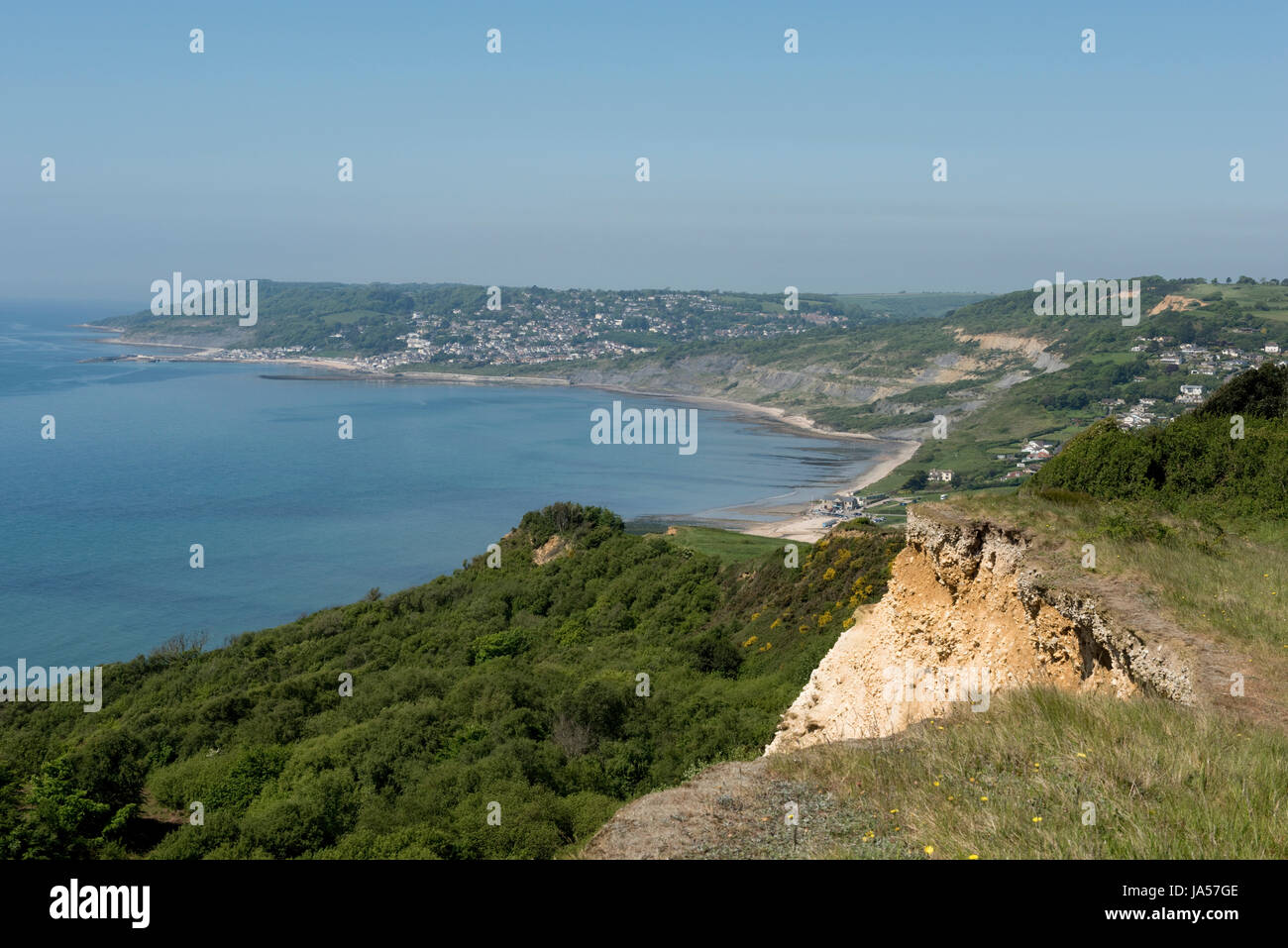 Vista da Dorset sentiero costiero di Charmouth, Lyme Regis e Lyme Bay su Jurassic Coast su un bel inizio giornata estiva nel Maggio Foto Stock