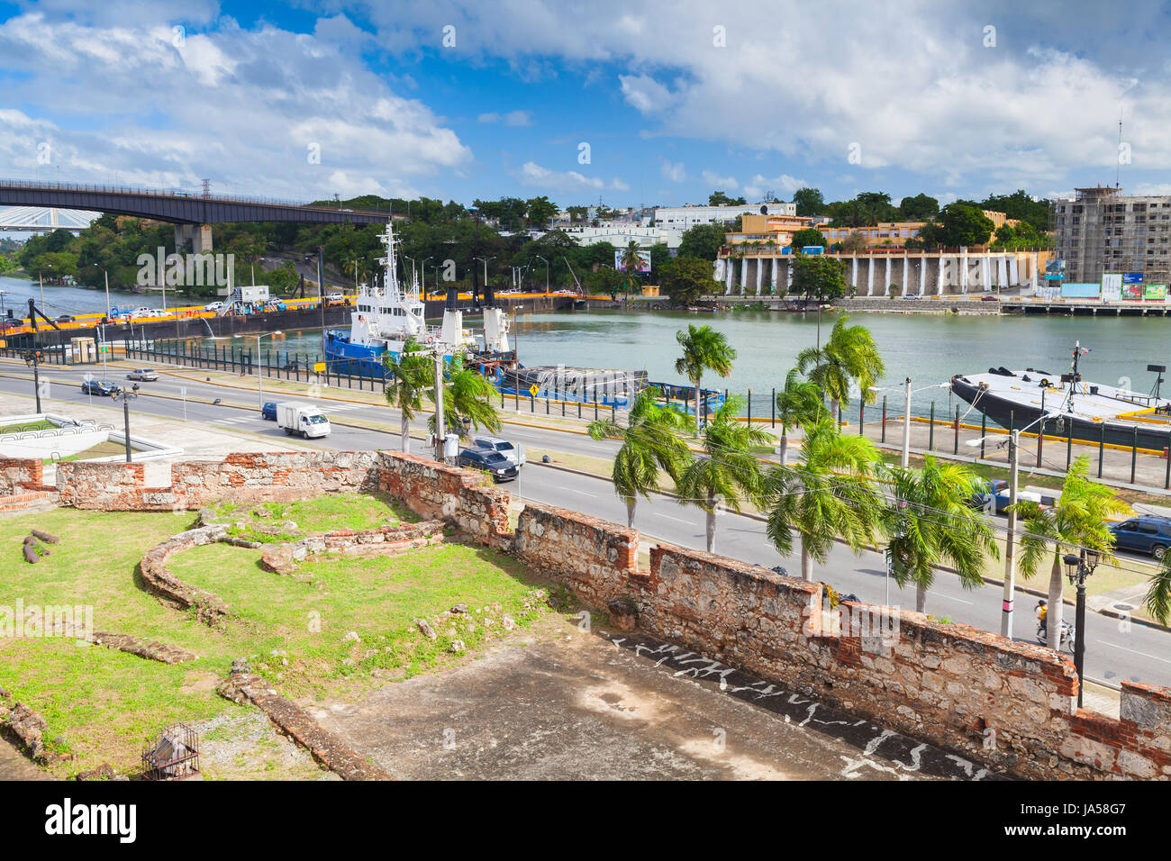 Costa del fiume Ozama, paesaggio di Santo Domingo, capitale della Repubblica Dominicana Foto Stock