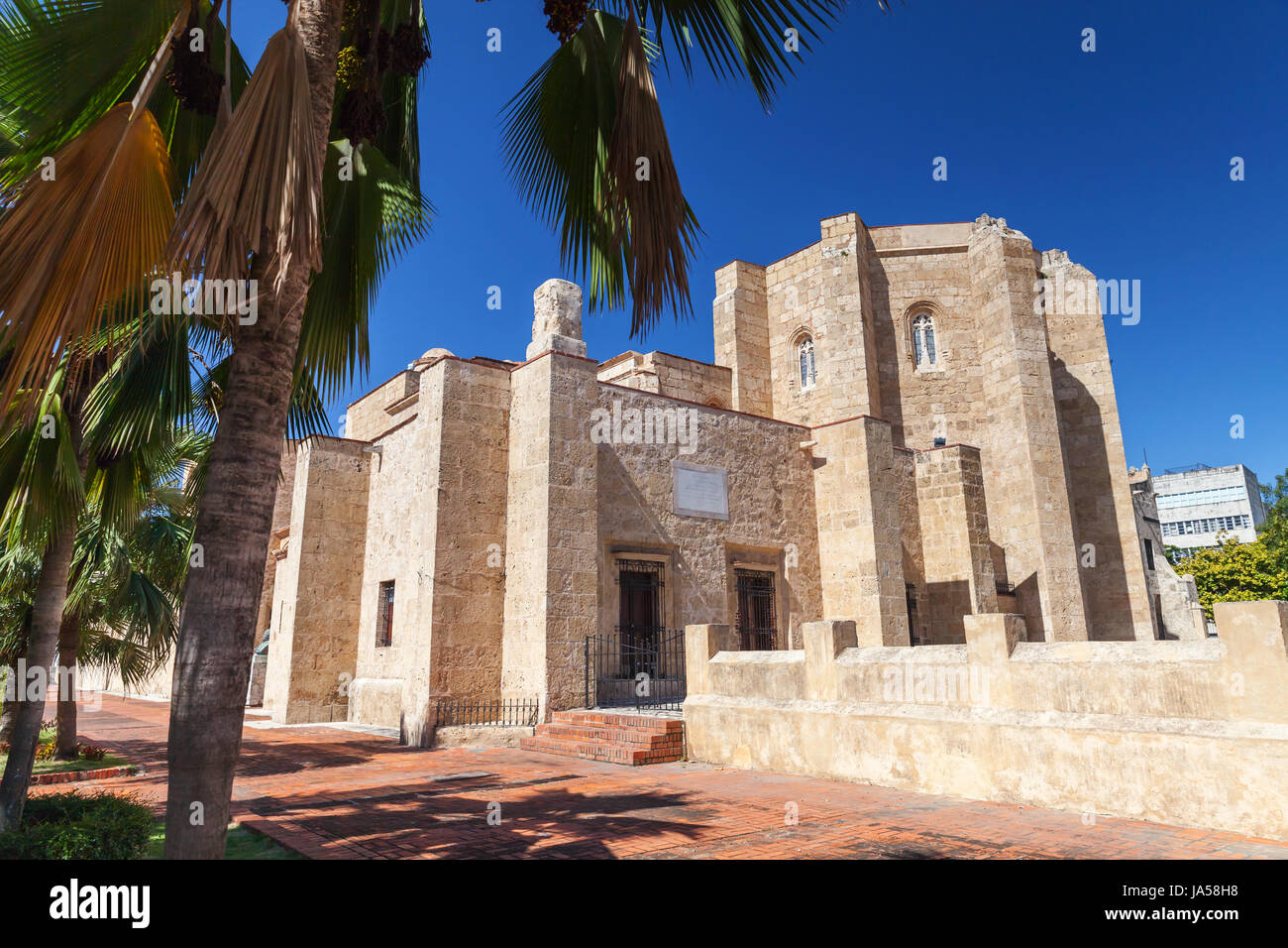 Basilica Cattedrale di Santa Maria la Menor, ingresso posteriore. Zona coloniale di Santo Domingo, Repubblica Dominicana. Essa è la più antica cattedrale in ameri Foto Stock