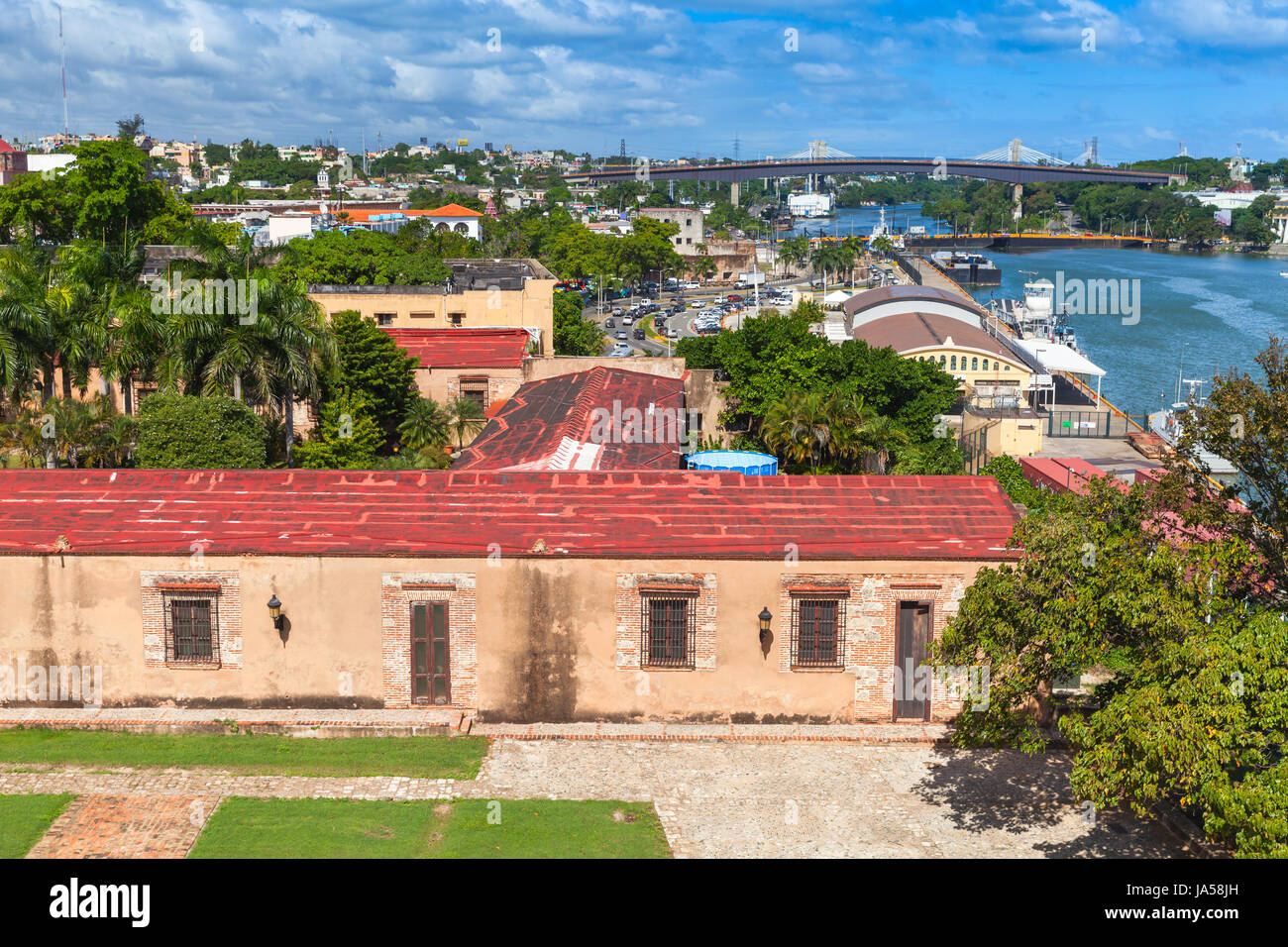 Costa del fiume Ozama, cityscape di Santo Domingo. La città capitale di Repubblica Dominicana Foto Stock