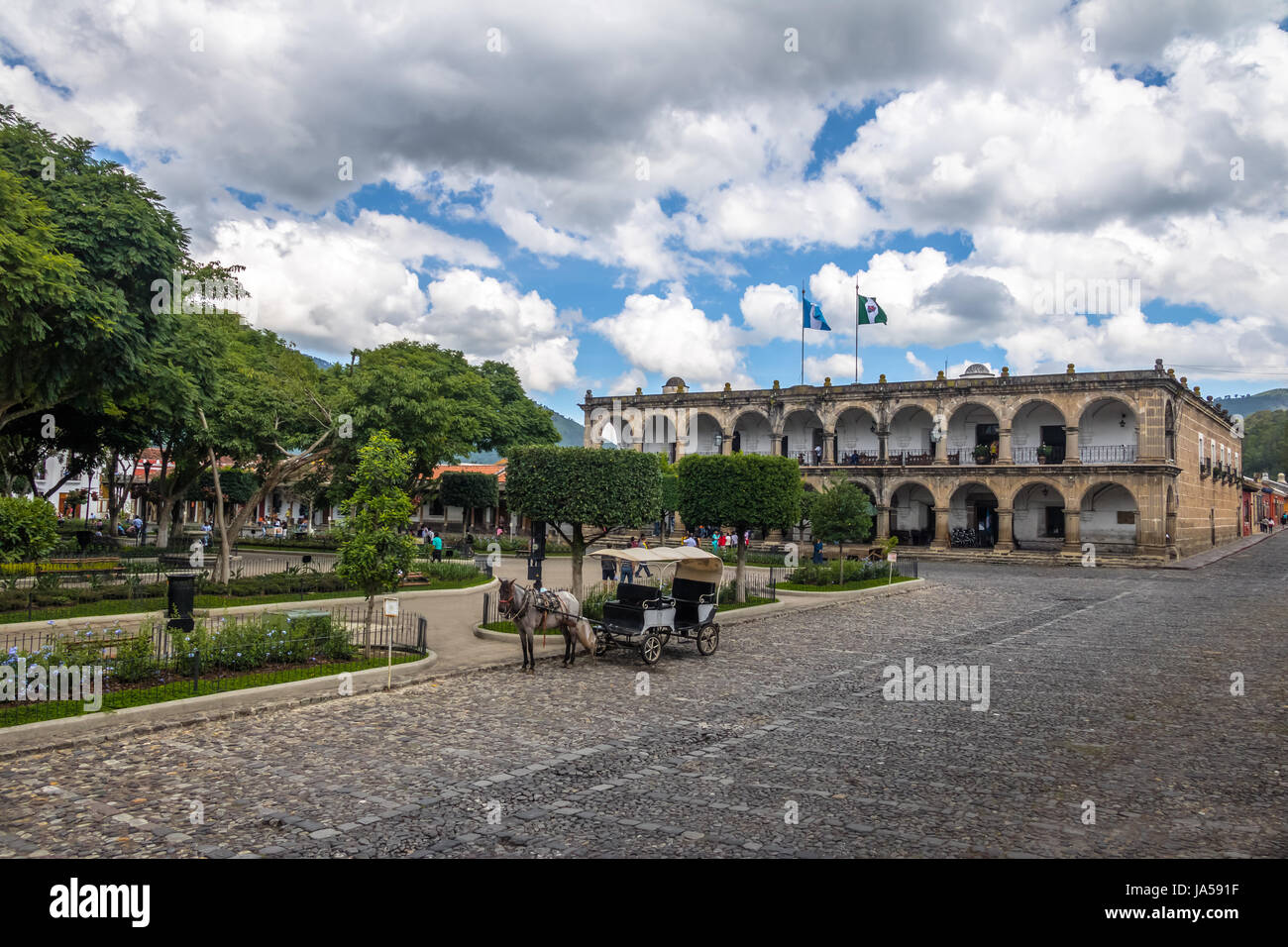 Parque Central (Plaza Mayor) e Ayuntamiento Palace (Municipio) - Antigua, Guatemala Foto Stock