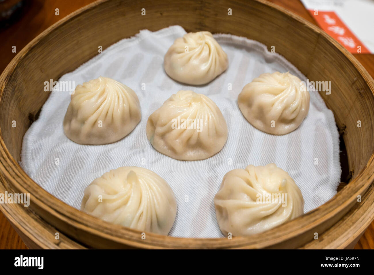 Chiudere orizzontale di Xiao Long Bao in un sistema per la cottura a vapore di bambù. Foto Stock