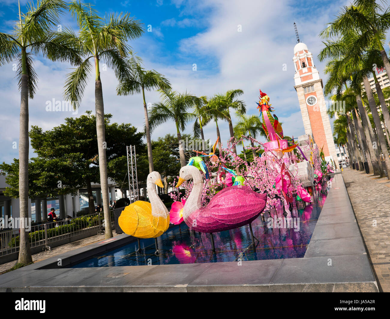 Vista orizzontale della mitica Torre dell orologio in Tsim Sha Tsui con il nuovo anno cinese decorazioni infront, Hong Kong, Cina. Foto Stock