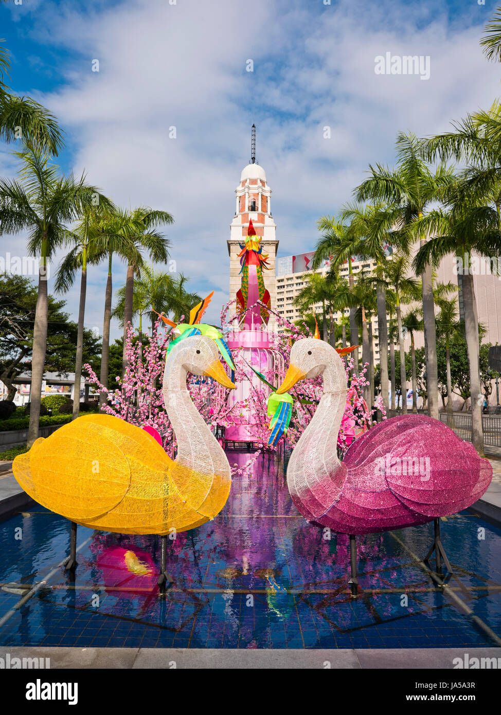 Vista verticale della mitica Torre dell orologio in Tsim Sha Tsui con il nuovo anno cinese decorazioni infront, Hong Kong, Cina. Foto Stock