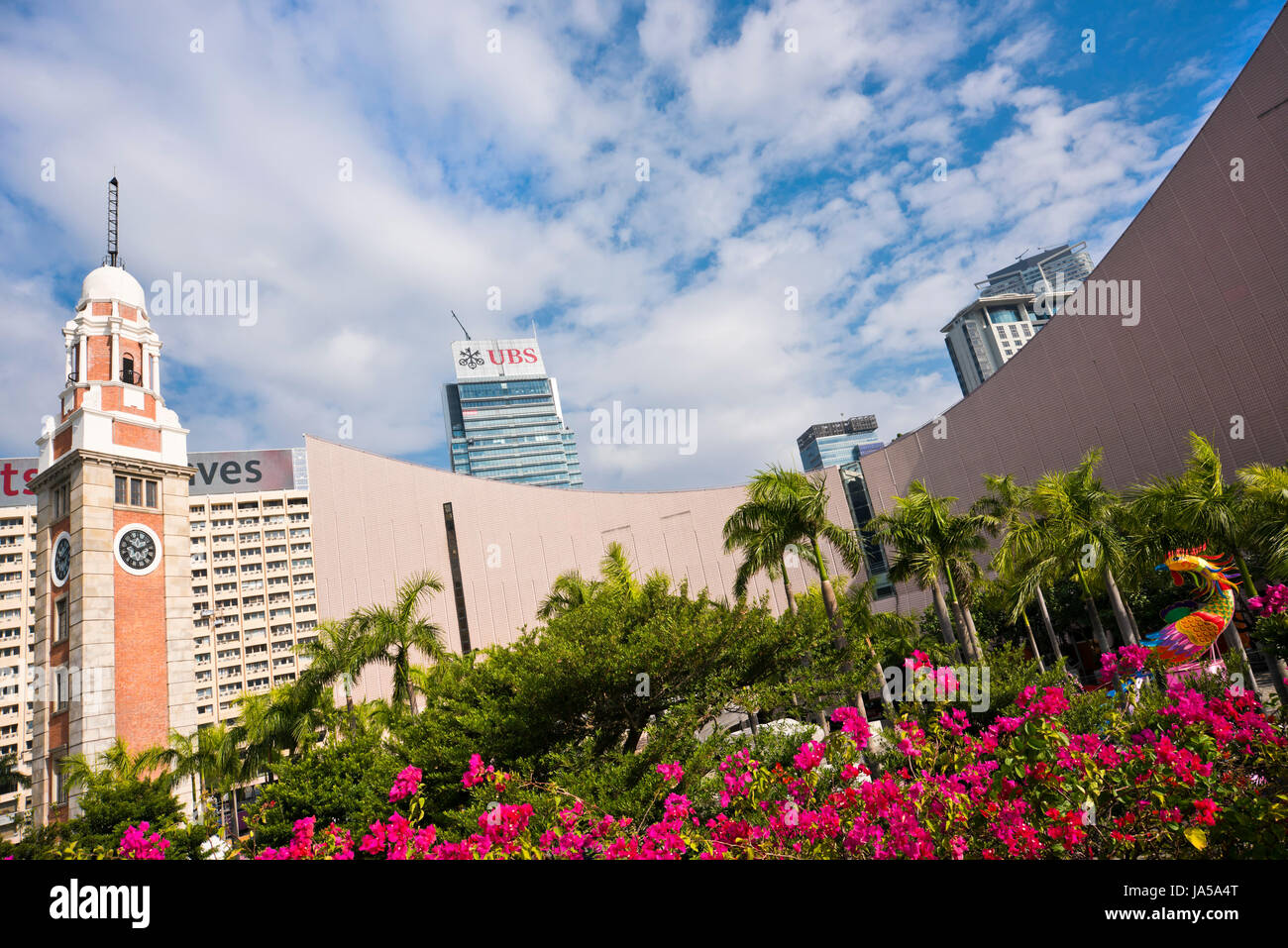 Vista orizzontale della mitica linea di Clock Tower e il Centro Culturale di Hong Kong in Tsim Sha Tsui, Hong Kong, Cina. Foto Stock