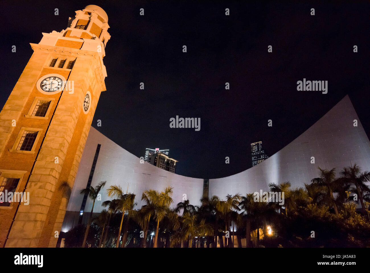 Vista orizzontale della mitica Torre dell orologio in Tsim Sha Tsui Hong Kong, illuminata di notte. Foto Stock