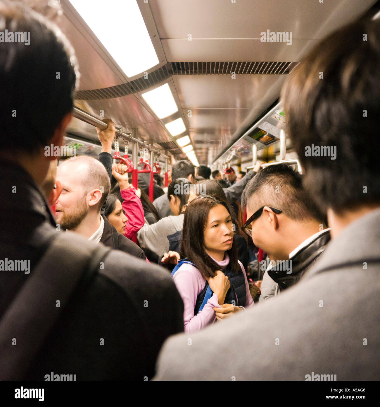 Vista sulla piazza di passeggeri all'interno della MTR, Mass Transit Railway, a Hong Kong, Cina. Foto Stock