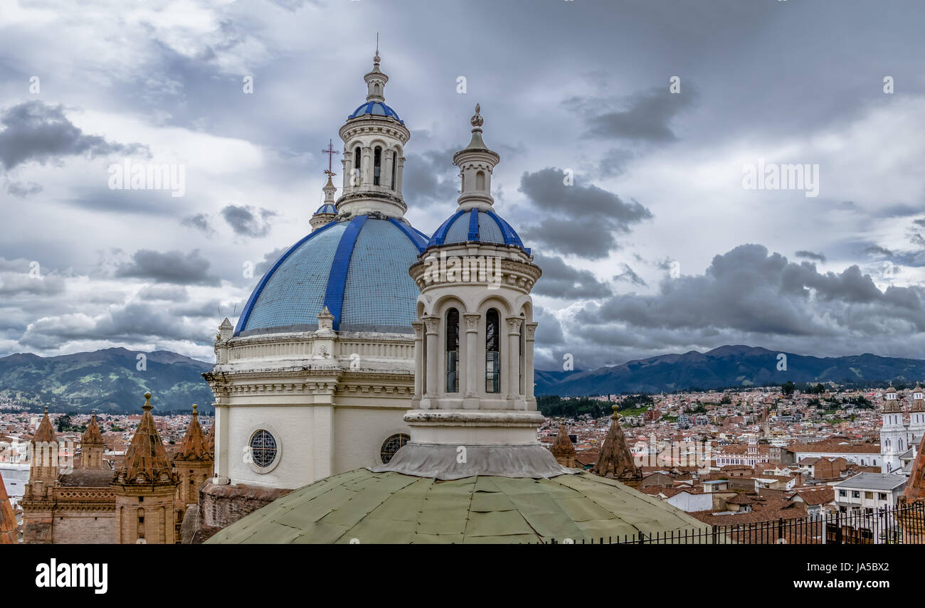 Cupola blu di Inmaculada Concepción Cattedrale e vista aerea della città di Cuenca - Cuenca, Ecuador Foto Stock