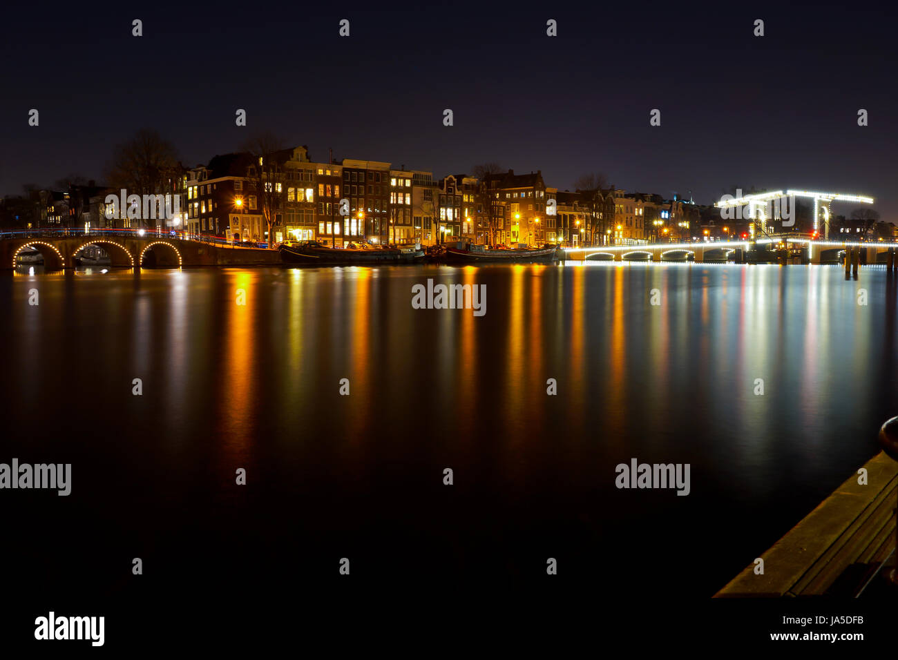 Una lunga esposizione di uno dei principali canali di Amsterdam di notte Foto Stock
