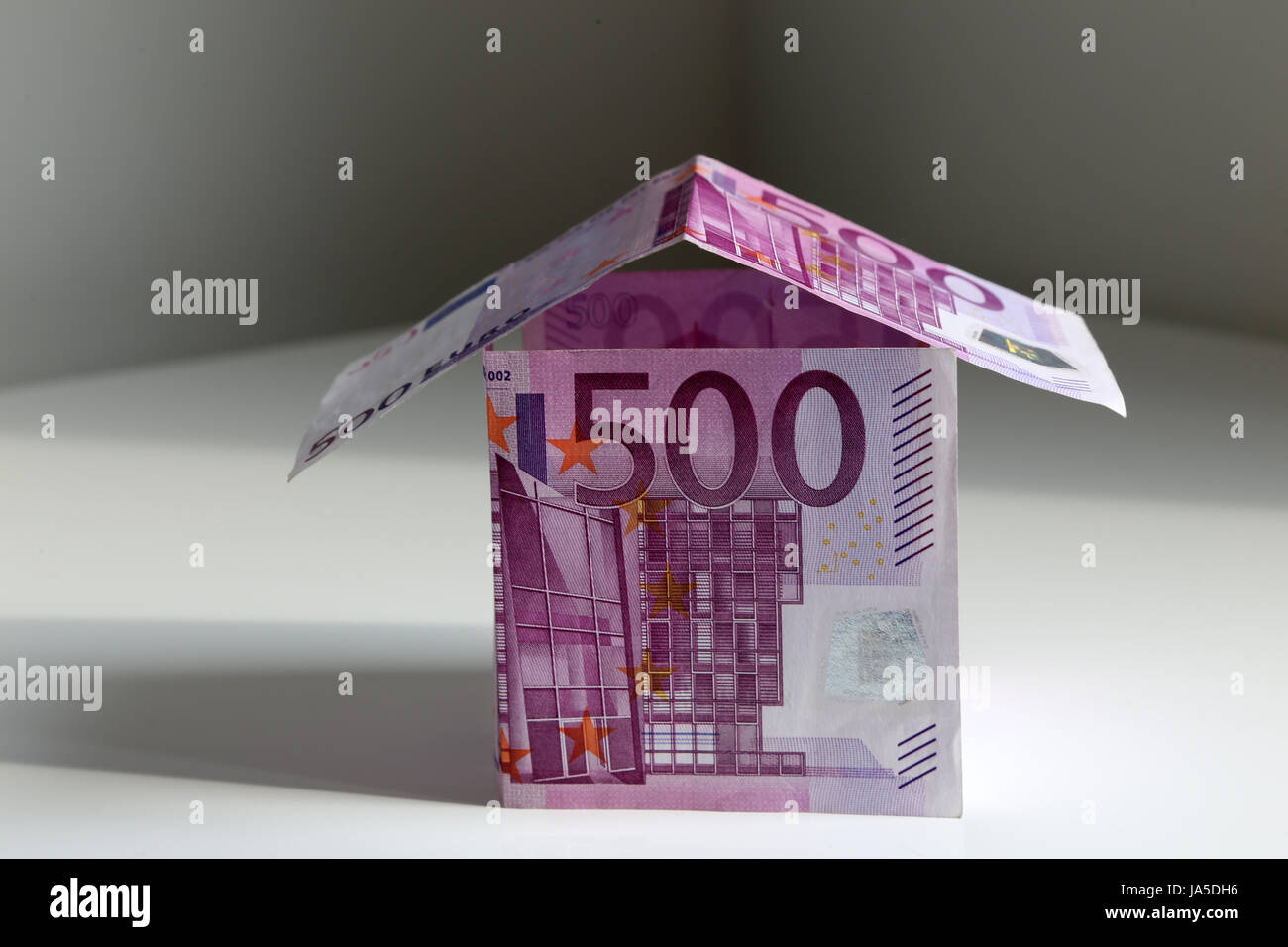 Una casa costruito da 500 Euro Bills, simbolo della costruzione di una casa  e di pagare ipoteca Foto stock - Alamy