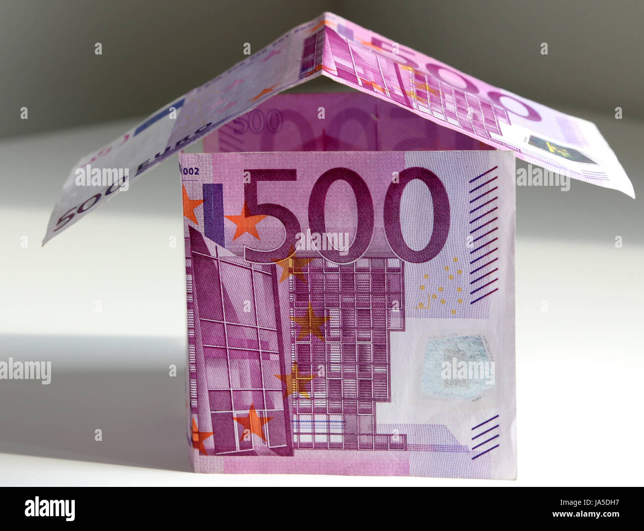 Una casa costruito da 500 Euro Bills, simbolo della costruzione di una casa e di pagare ipoteca Foto Stock