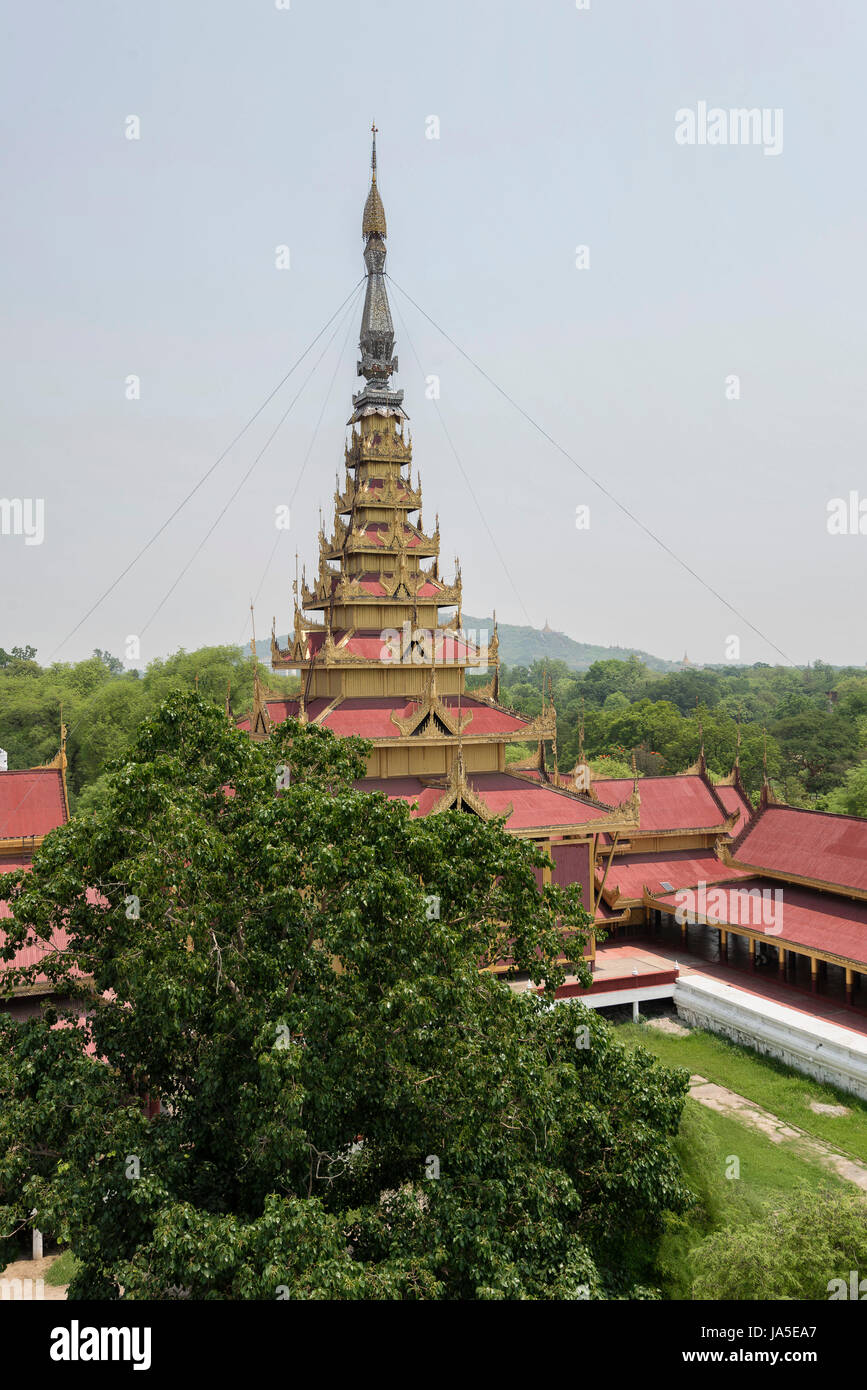 Replica di Mandalay Palace è fatta per scopo educativo sia per i turisti e la gente del posto circa l'ultima capitale reale di Myanmar. Foto Stock