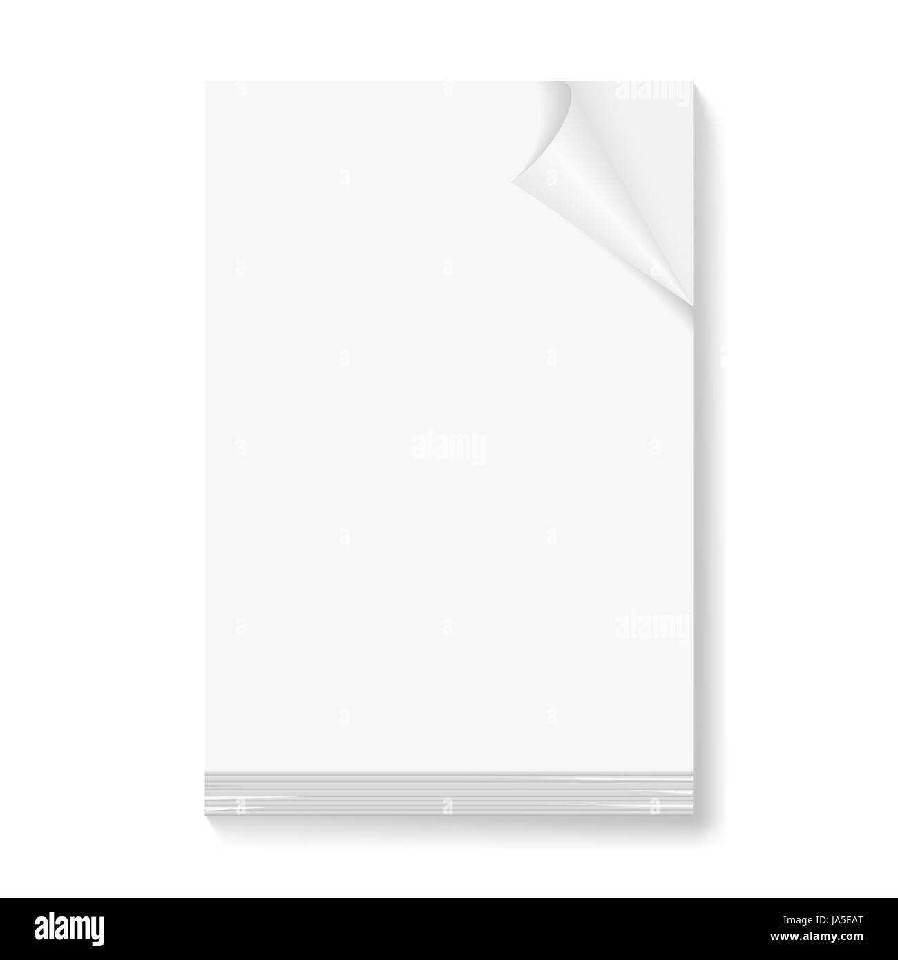 Pila di fogli vuoti con angolo piega sul lato anteriore della pagina su sfondo bianco. Foto Stock