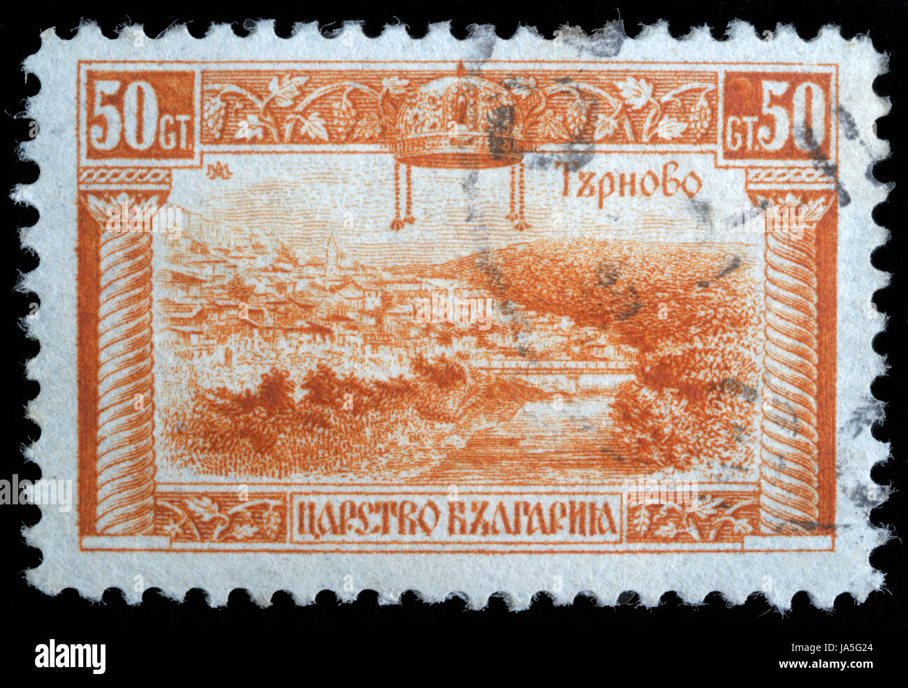 BULGARIA - circa 1921: un timbro stampato in Bulgaria mostra una vista di Veliko Tarnovo, circa 1921 Foto Stock