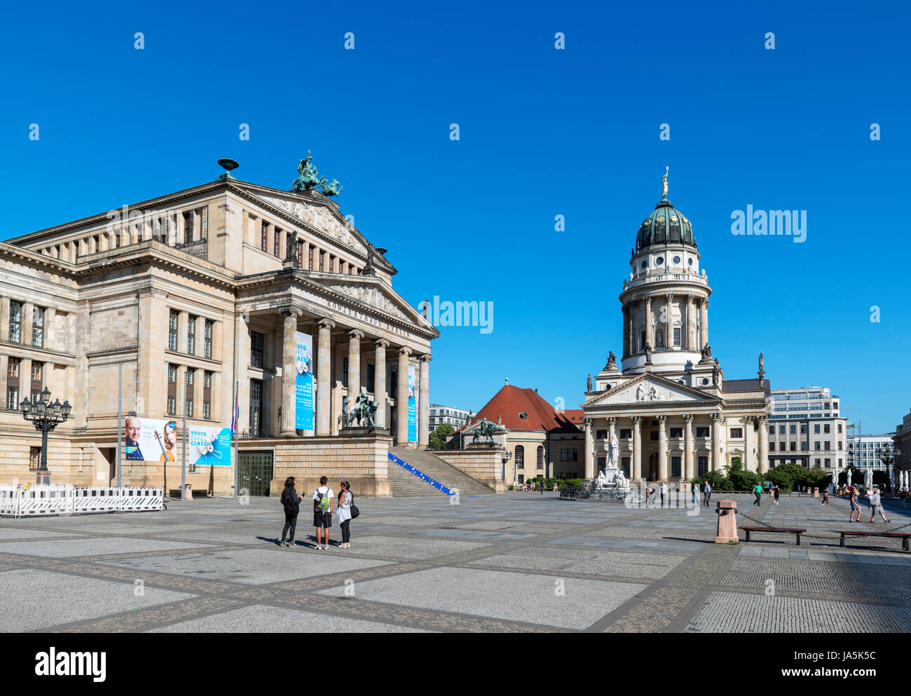 Il Gendarmenmarkt con il Franzosischer Dom a destra e Konzerthaus sulla sinistra, nel quartiere Friedrichstadt, Berlino, Germania Foto Stock